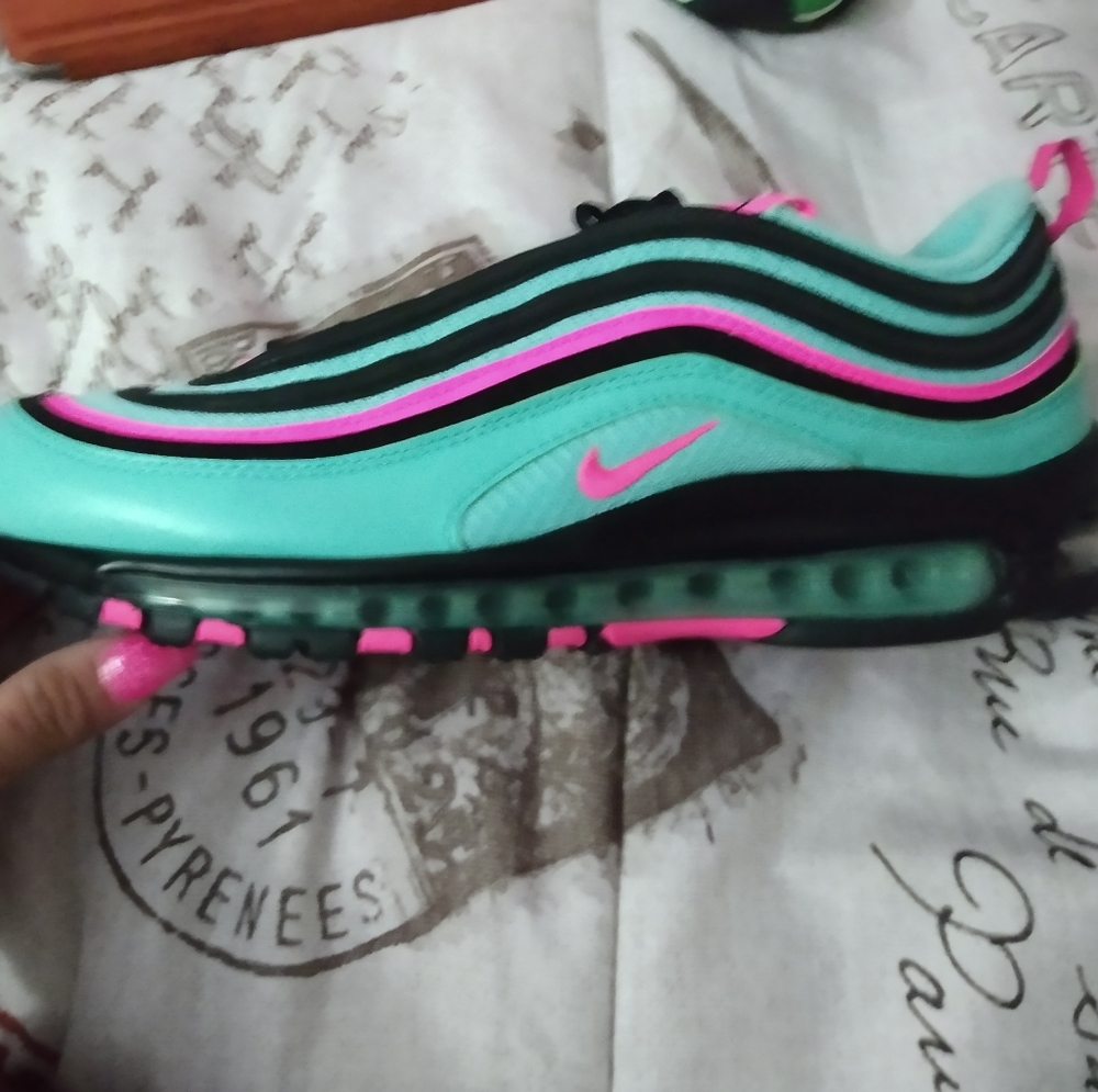 Left Nike shoe only